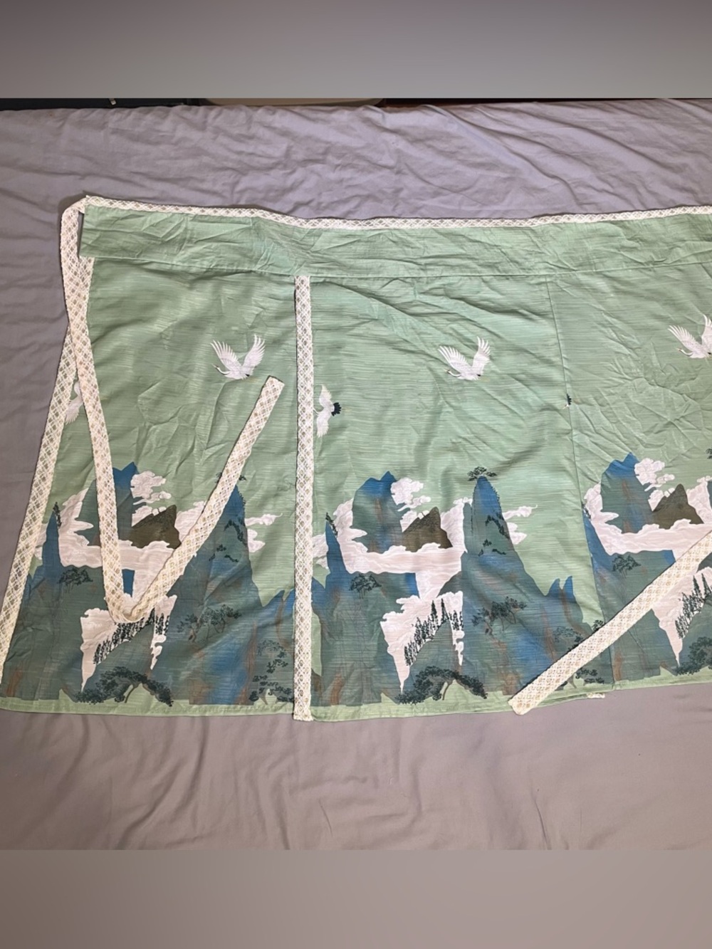 Green mountain and crane print xuanqun
